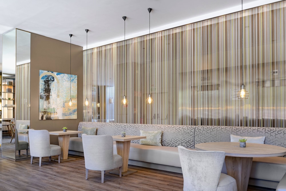 AC Hotel Valencia by Marriott 10/71