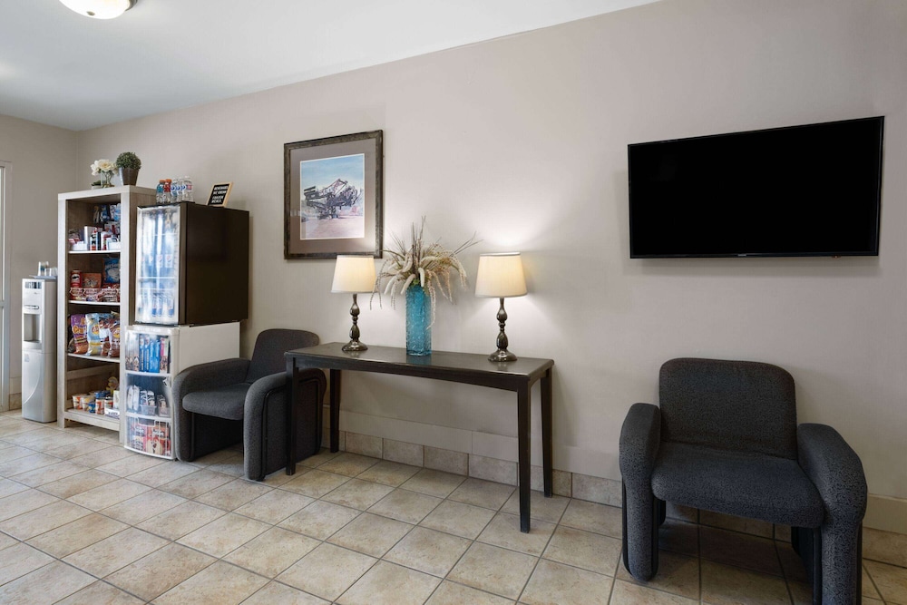 Travelodge by Wyndham Fort McMurray 34/49