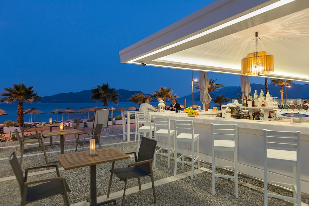 The Beachfront Hotel - Adults Only +16 31/49