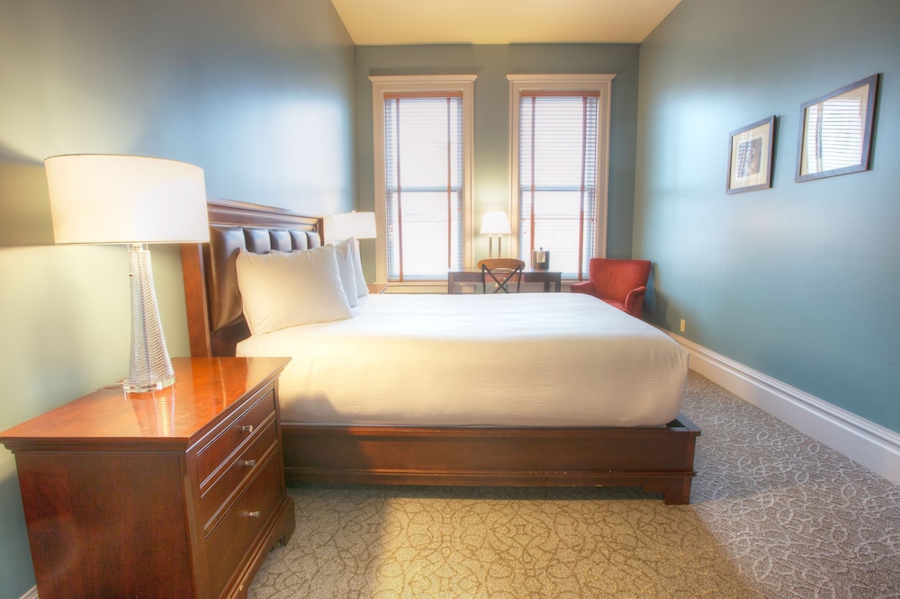 STANDARD, QUEEN BED
