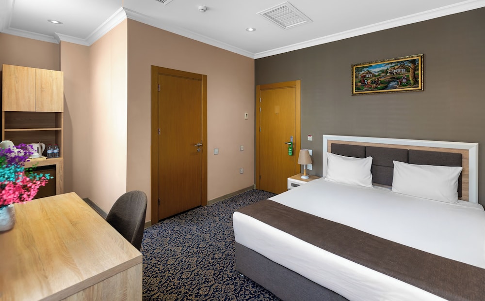 Metro City Hotel 12/44