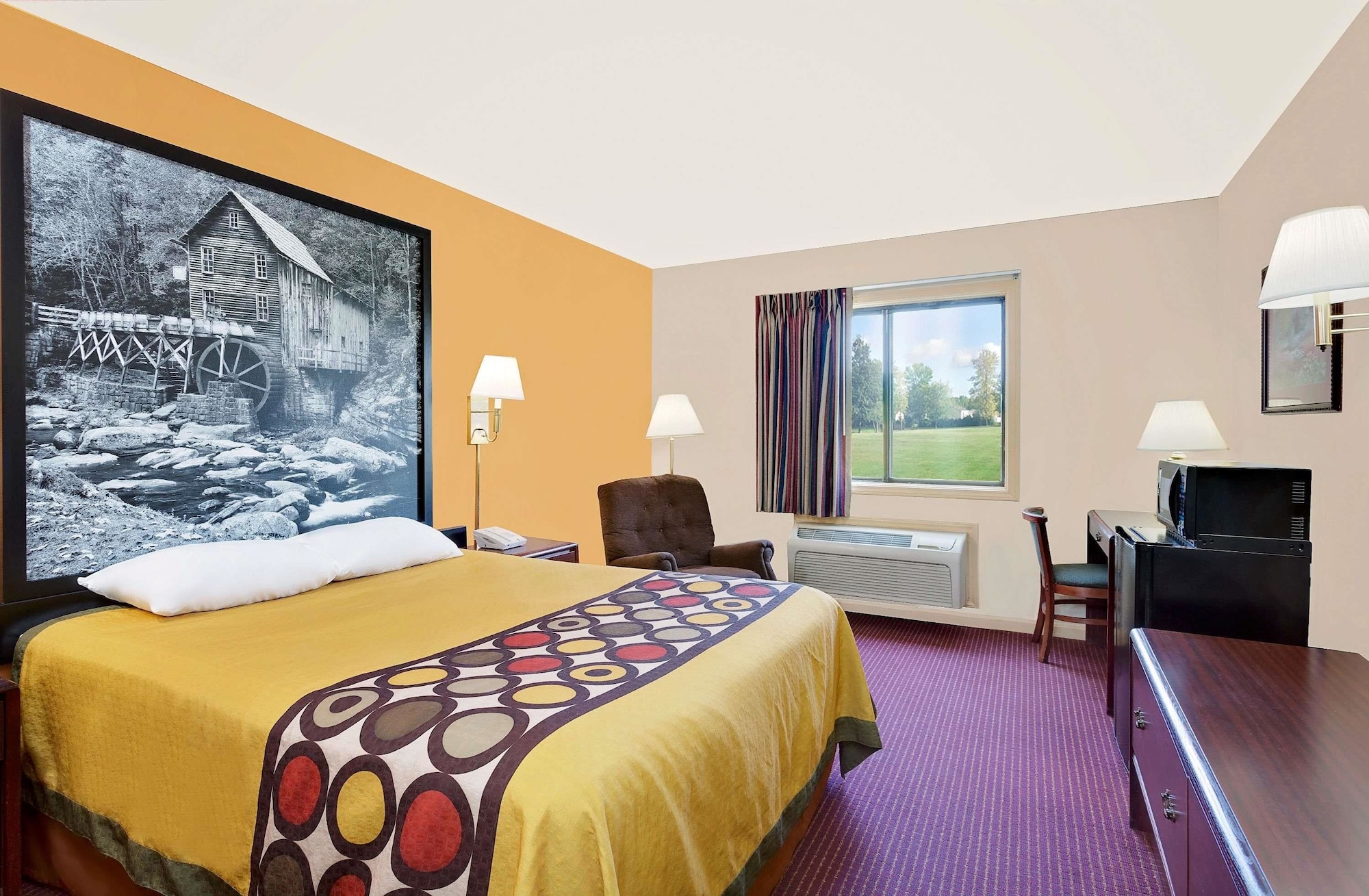 غرفة قياسية بسرير كينج، Super 8 by Wyndham Hillsville 4/10