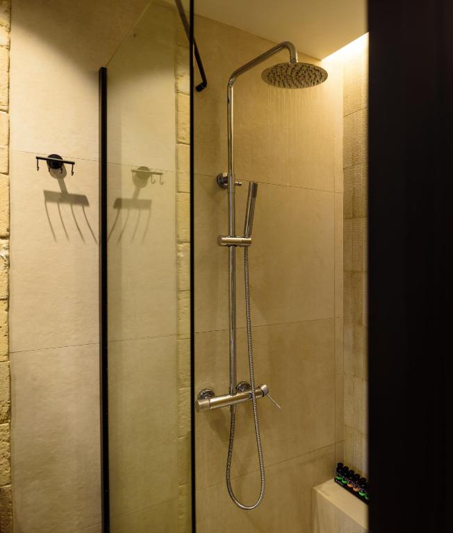 Junior, Arthur Suites 8/8