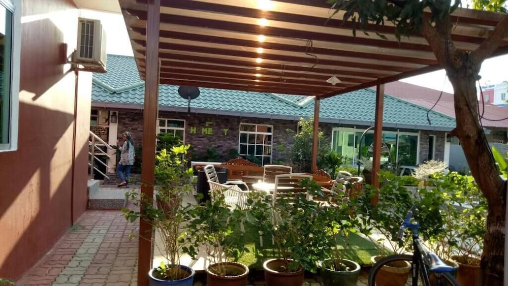 Dlima Beach Inn 4/66