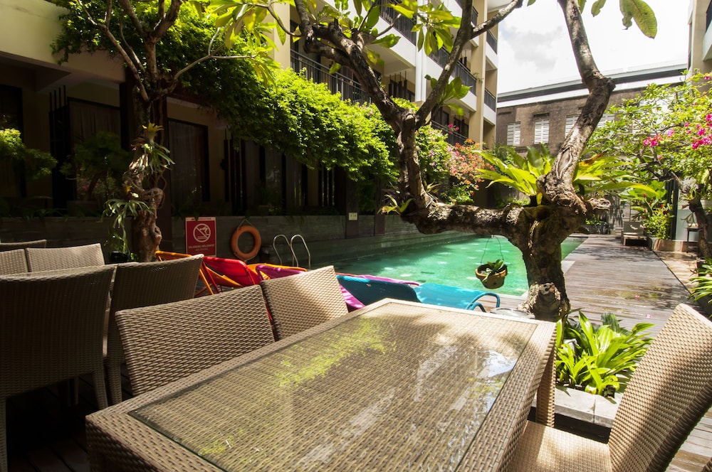 100 Sunset Hotel Kuta 62/66