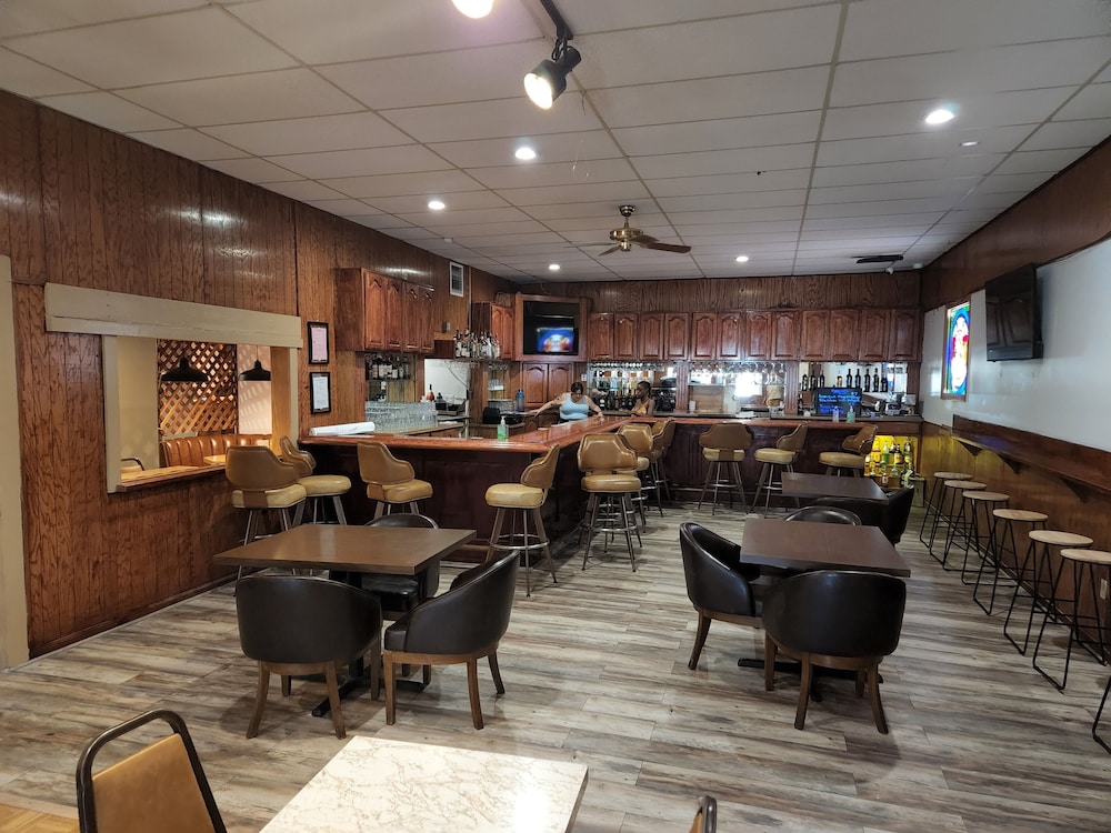 Delta Queen Lodge Bar Restaurant 44/50