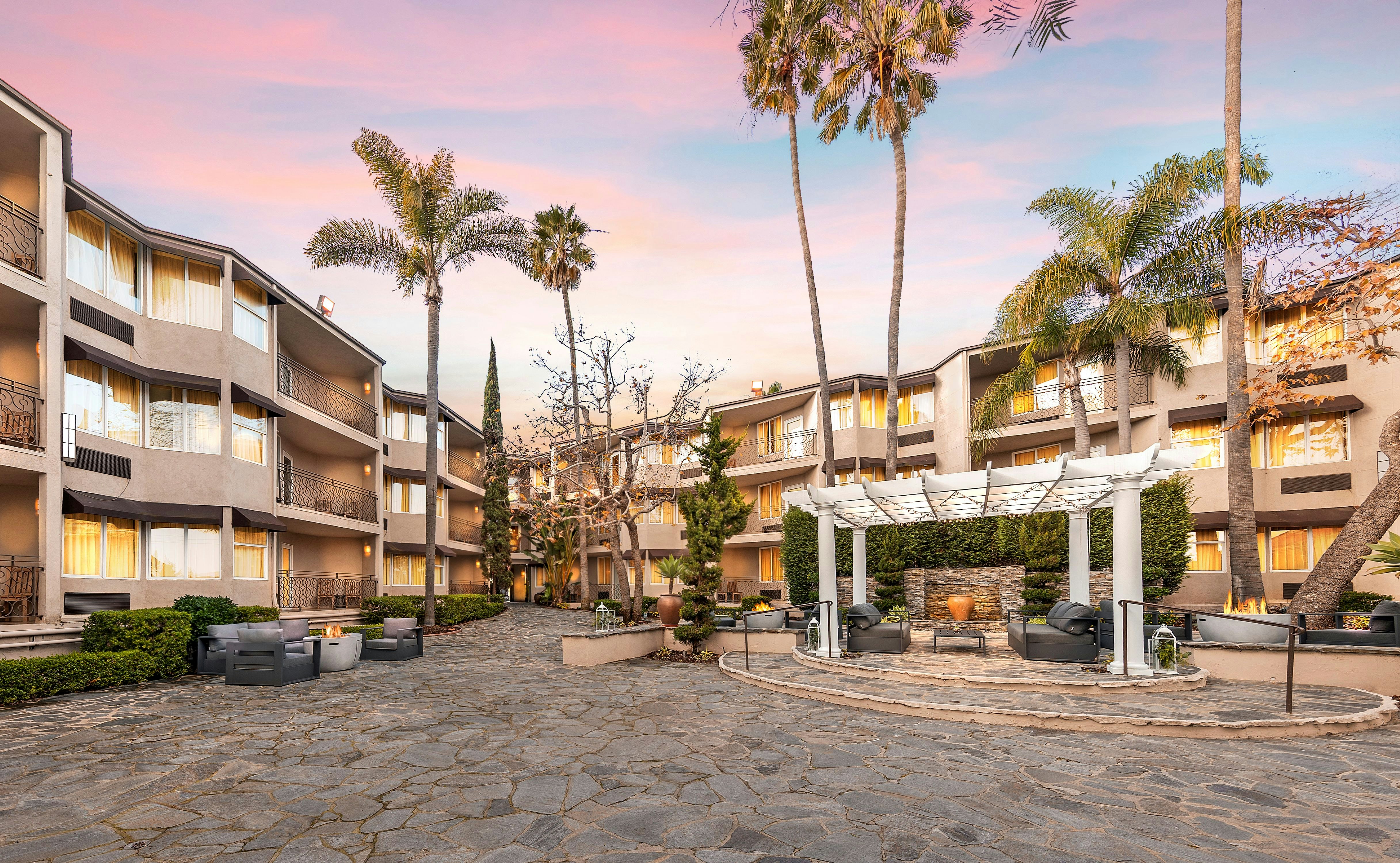 The Belamar,Tapestry Collection Hilton 68/71