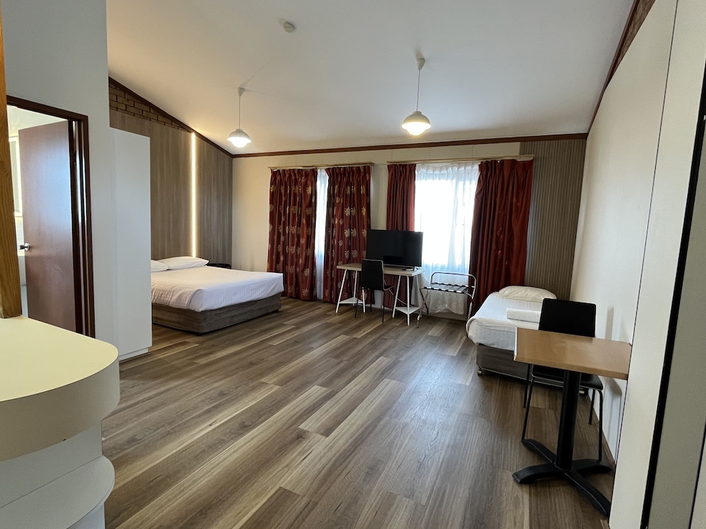 SPA VILLAGE TRAVEL INN 7/41