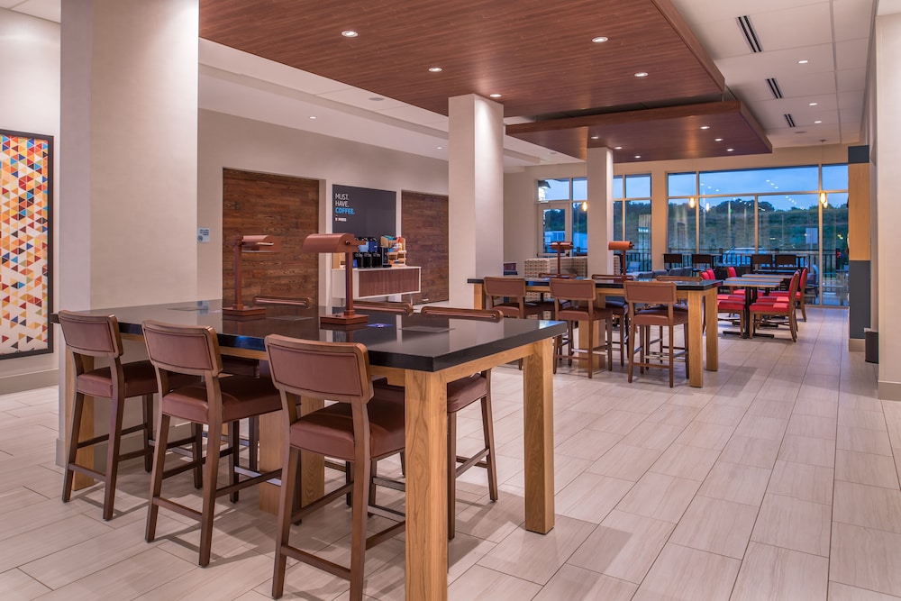 Holiday Inn Express Suites Farmville 44/53