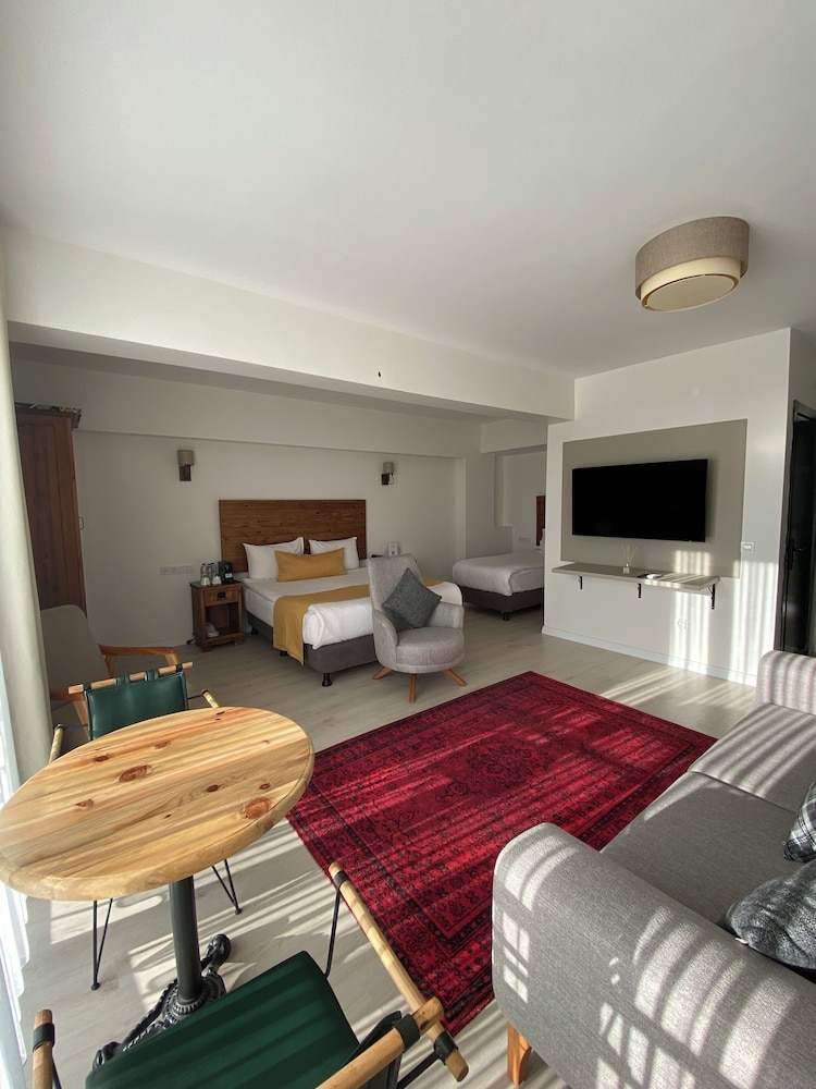 8 Rooms Boutique Hotel 38/50