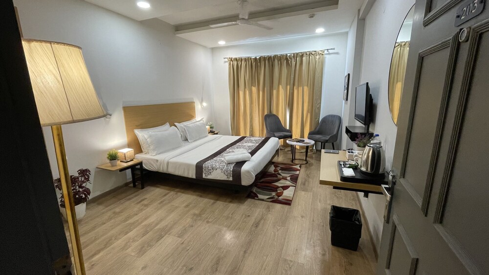 SaltStayz Sector 39 - Subhash Chowk 15/50