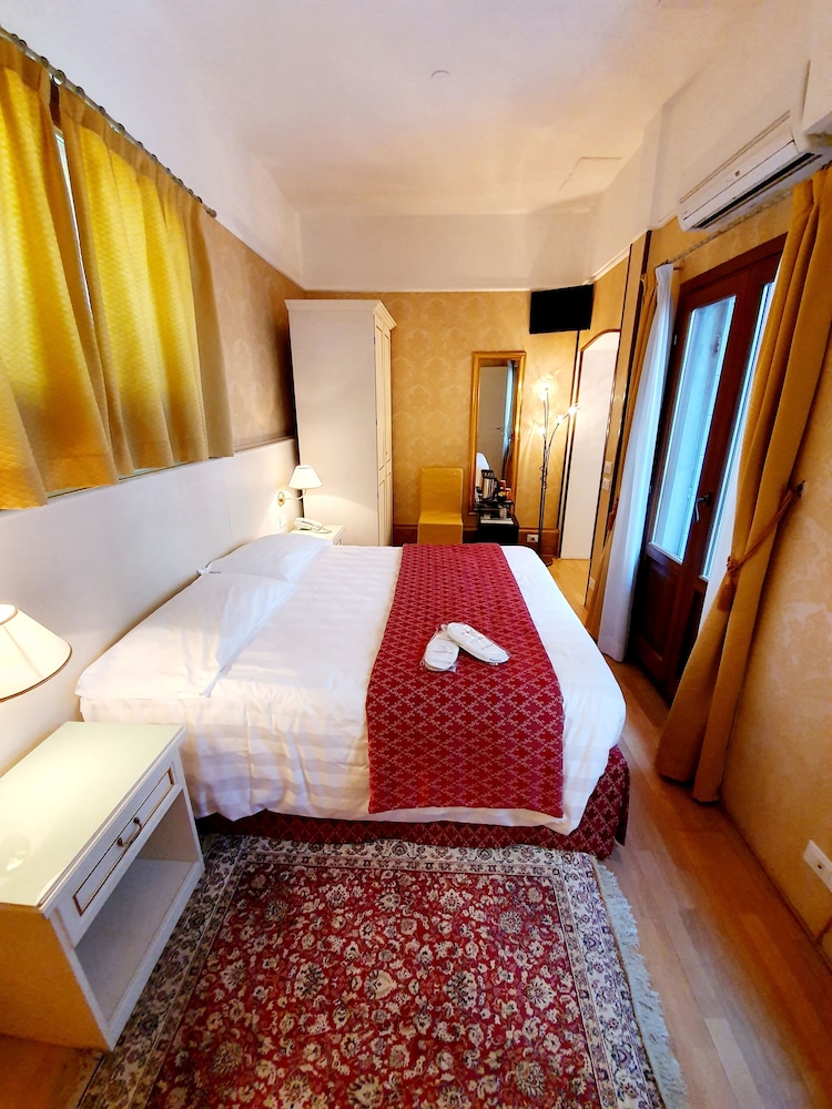CLASSIC, DOUBLE BED, COURTYARD VIEW, TERRACE
