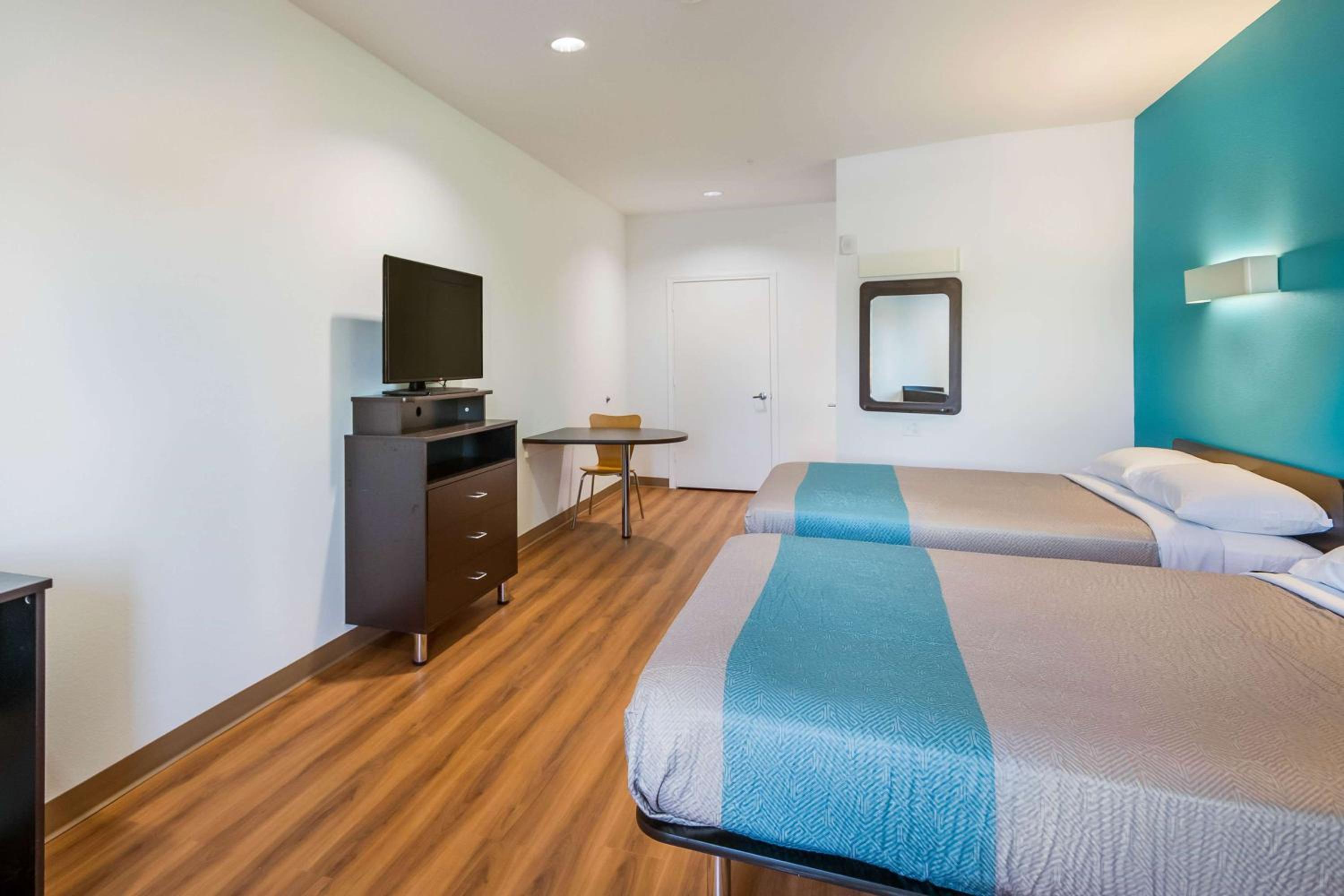 2 Queen Beds - Smoking, Micfridge، Motel6 Channelview, TX 8/10