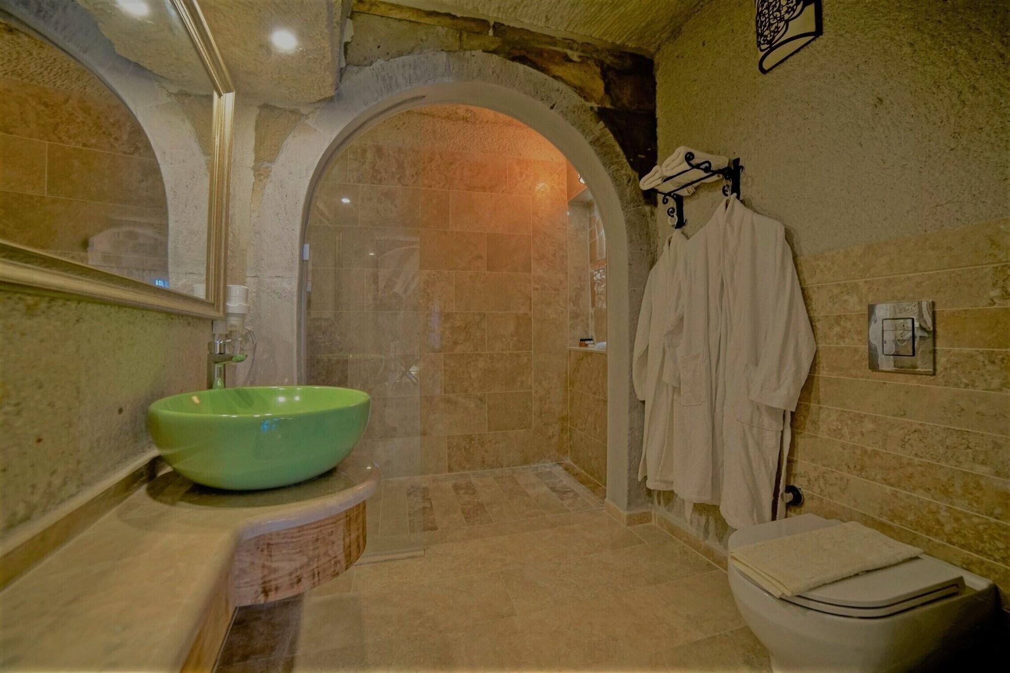 Stone, Deluxe