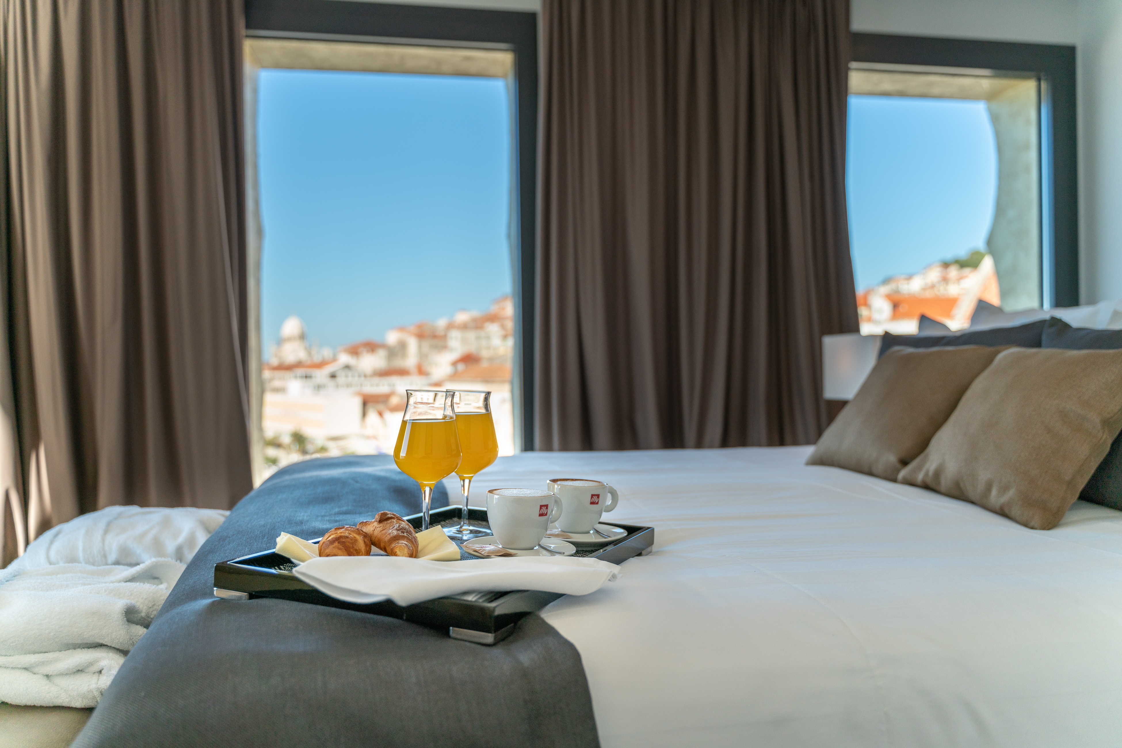Deluxe, Double Bed, City and Sea View