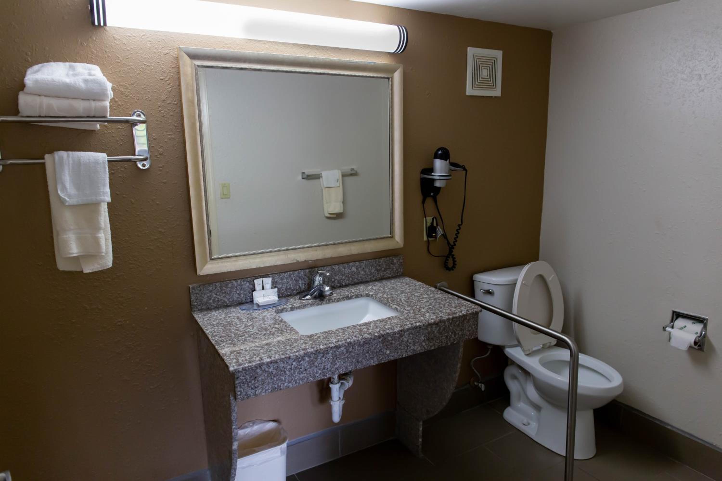 Regency Inn 25/26