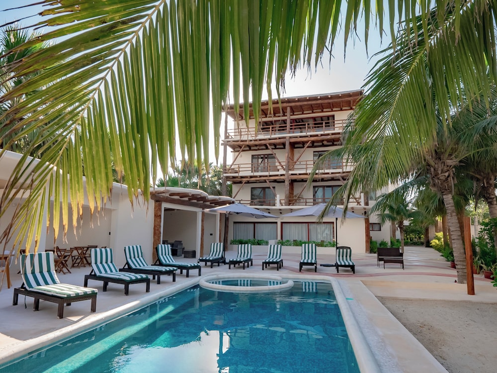 Beachfront Hotel Boutique DK 40/50