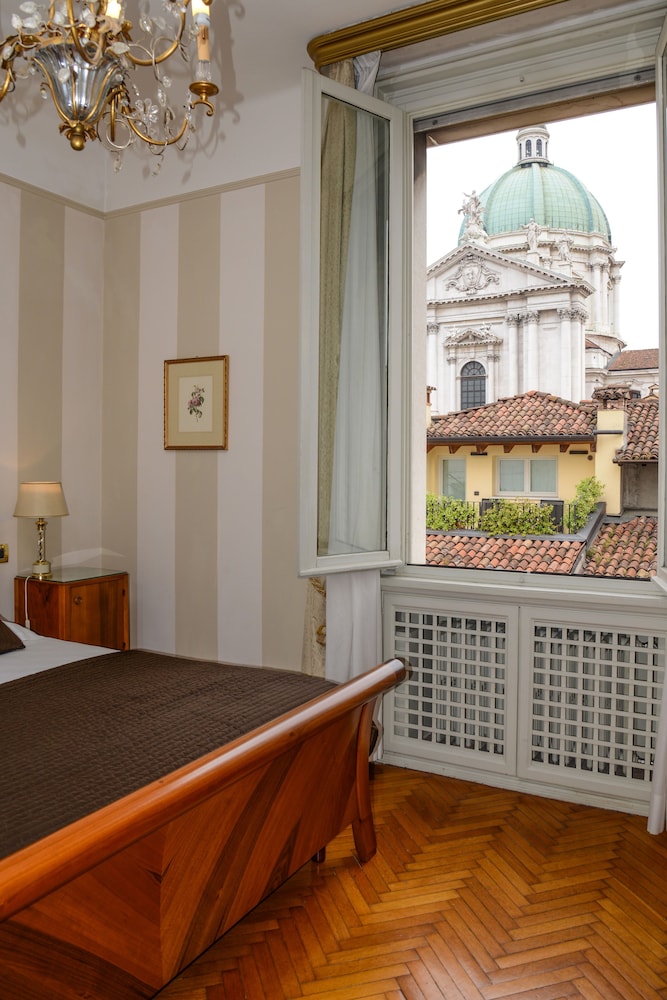 Vittoria Hotel 12/75