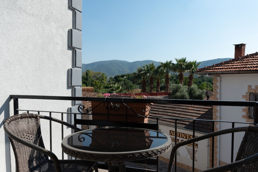 Rebetika Hotel 3/67