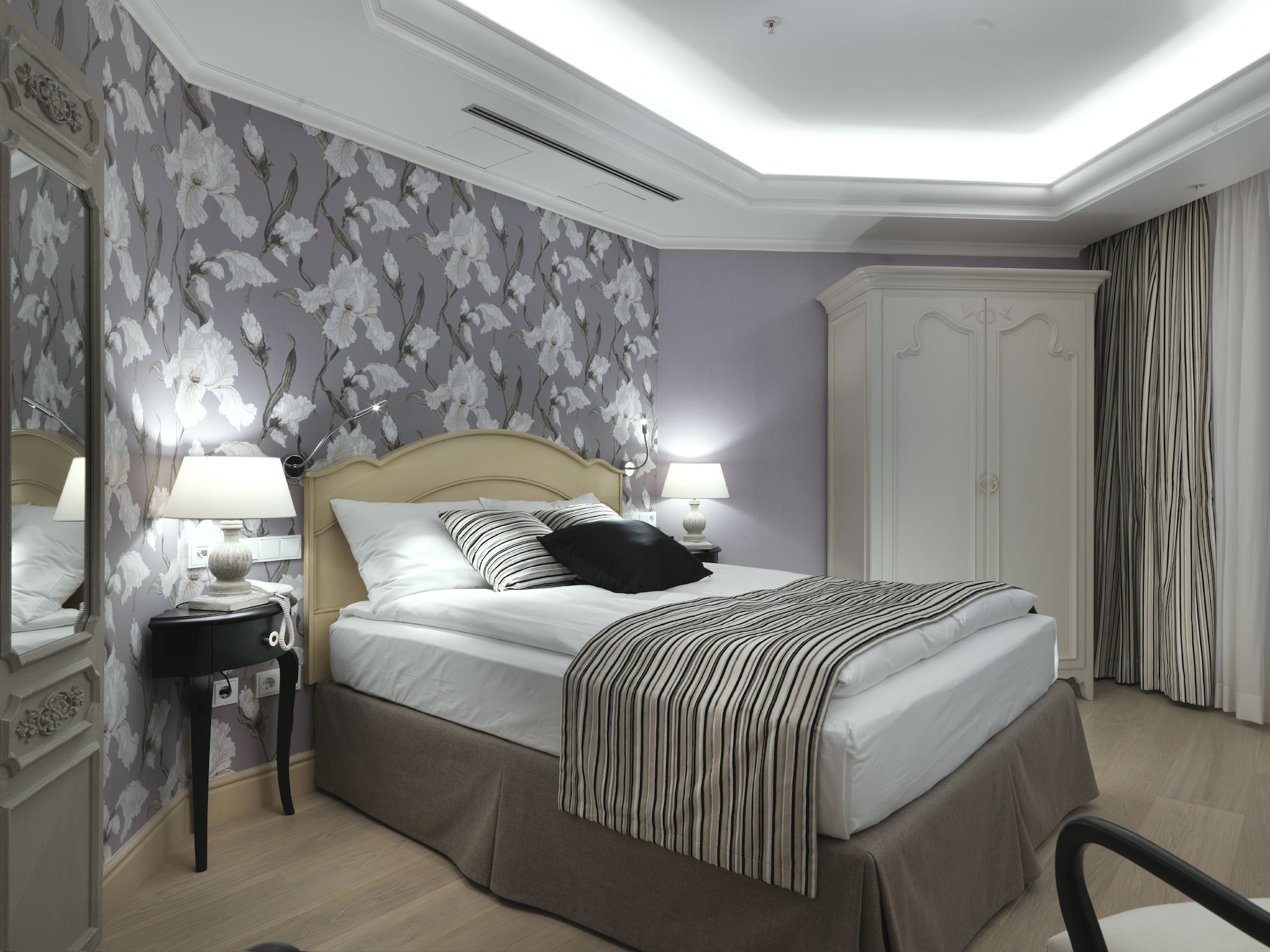 INNER, SPACE, STANDARD, QUEEN BED, WITH VIEW