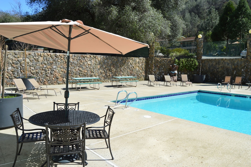 Yosemite Cedar Lodge 40/59