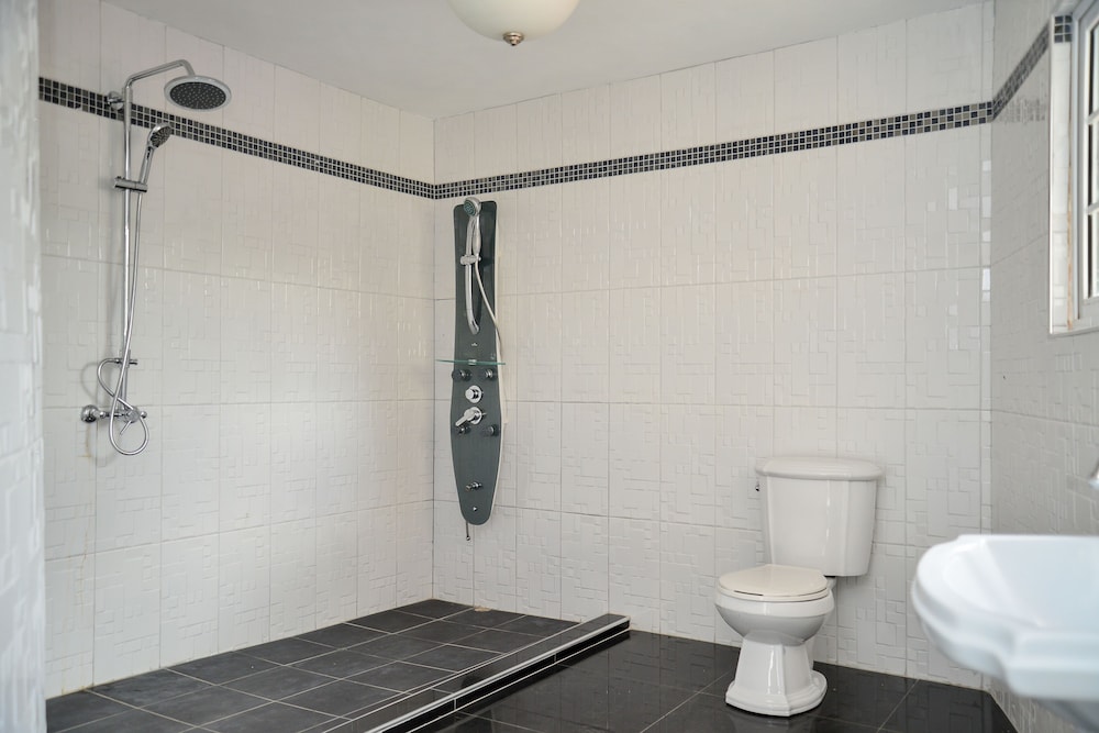 WHITE, JETTED TUB
