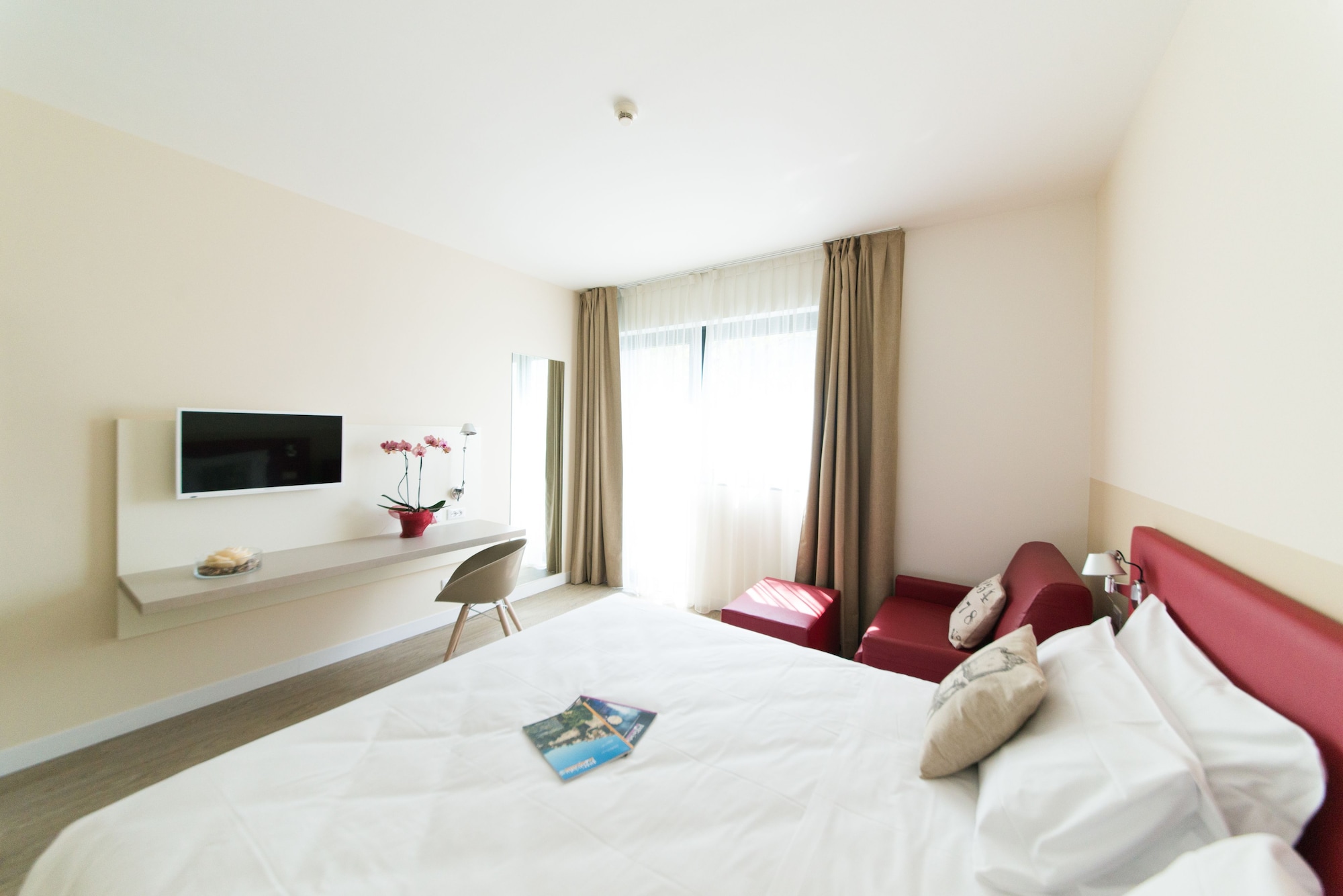 DELUXE, DOUBLE BED