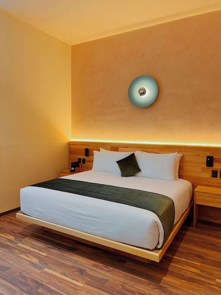 SUPERIOR, KING BED