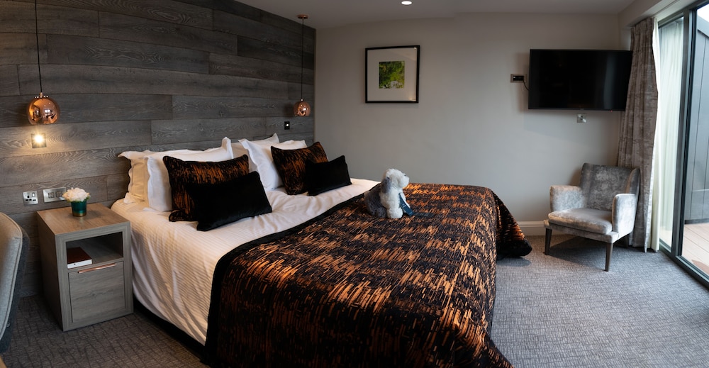 Club, King Bed, Lake View