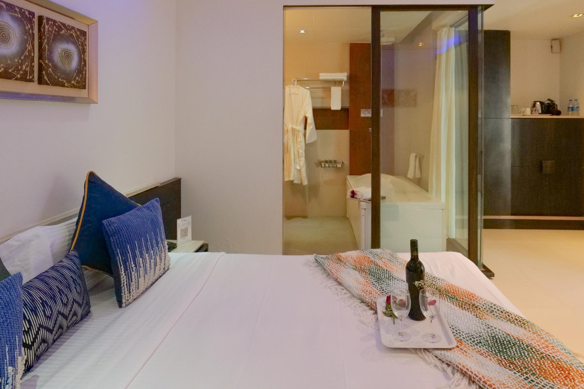 Deluxe, Queen Bed