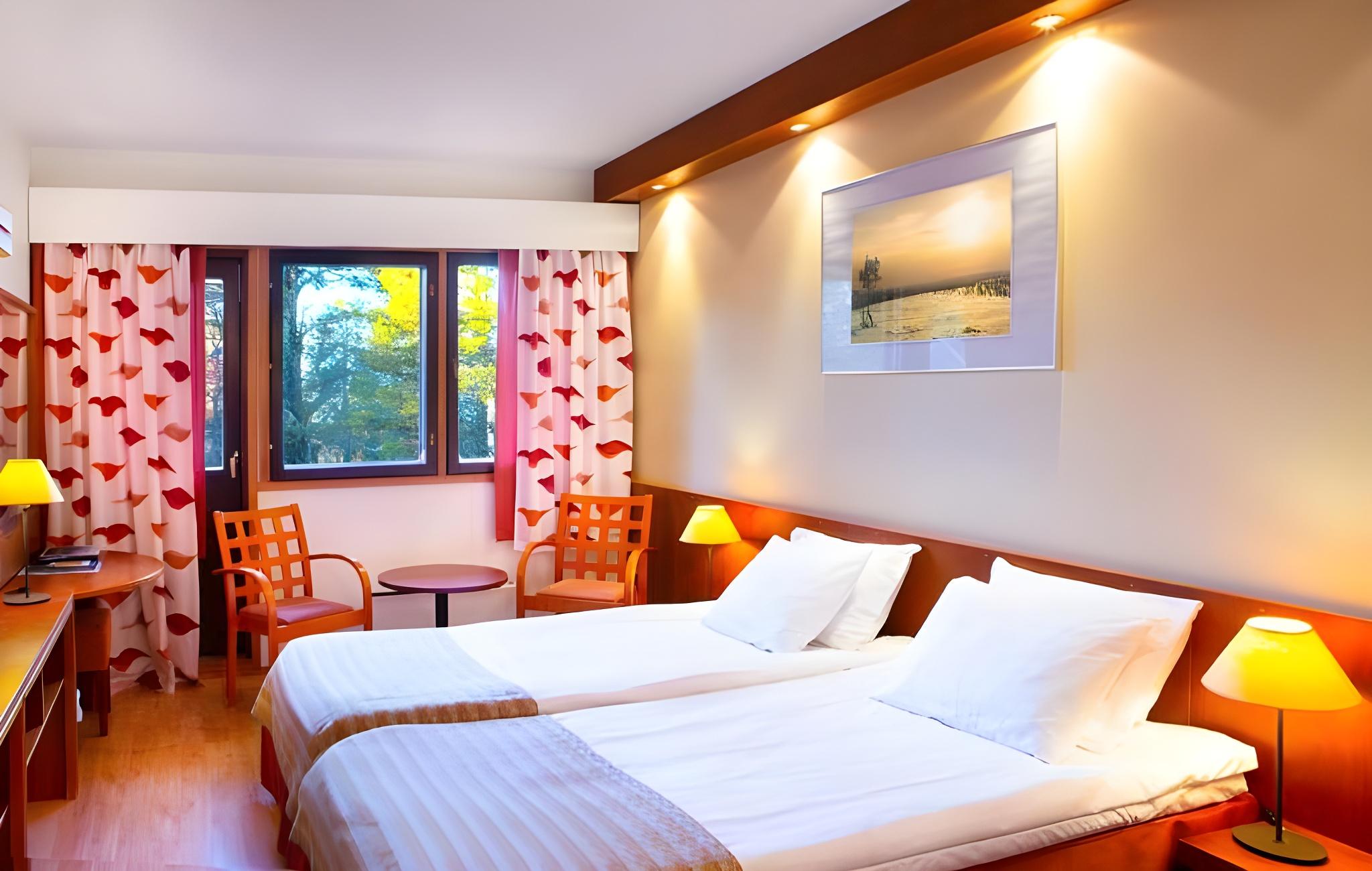 Room, Single, 2 Double Beds