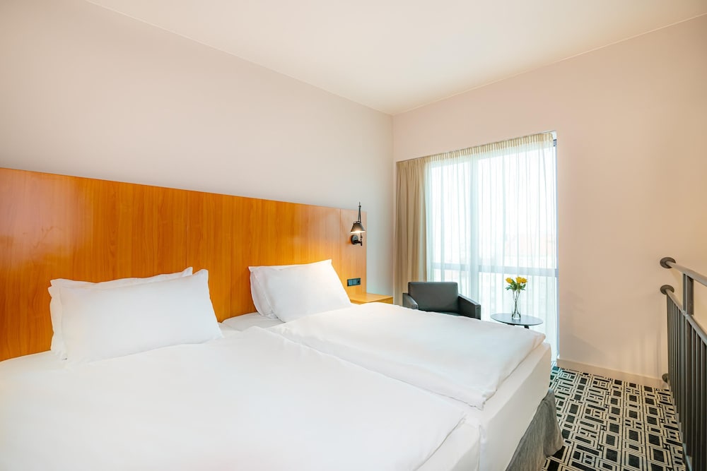 DUPLEX, SUITE
