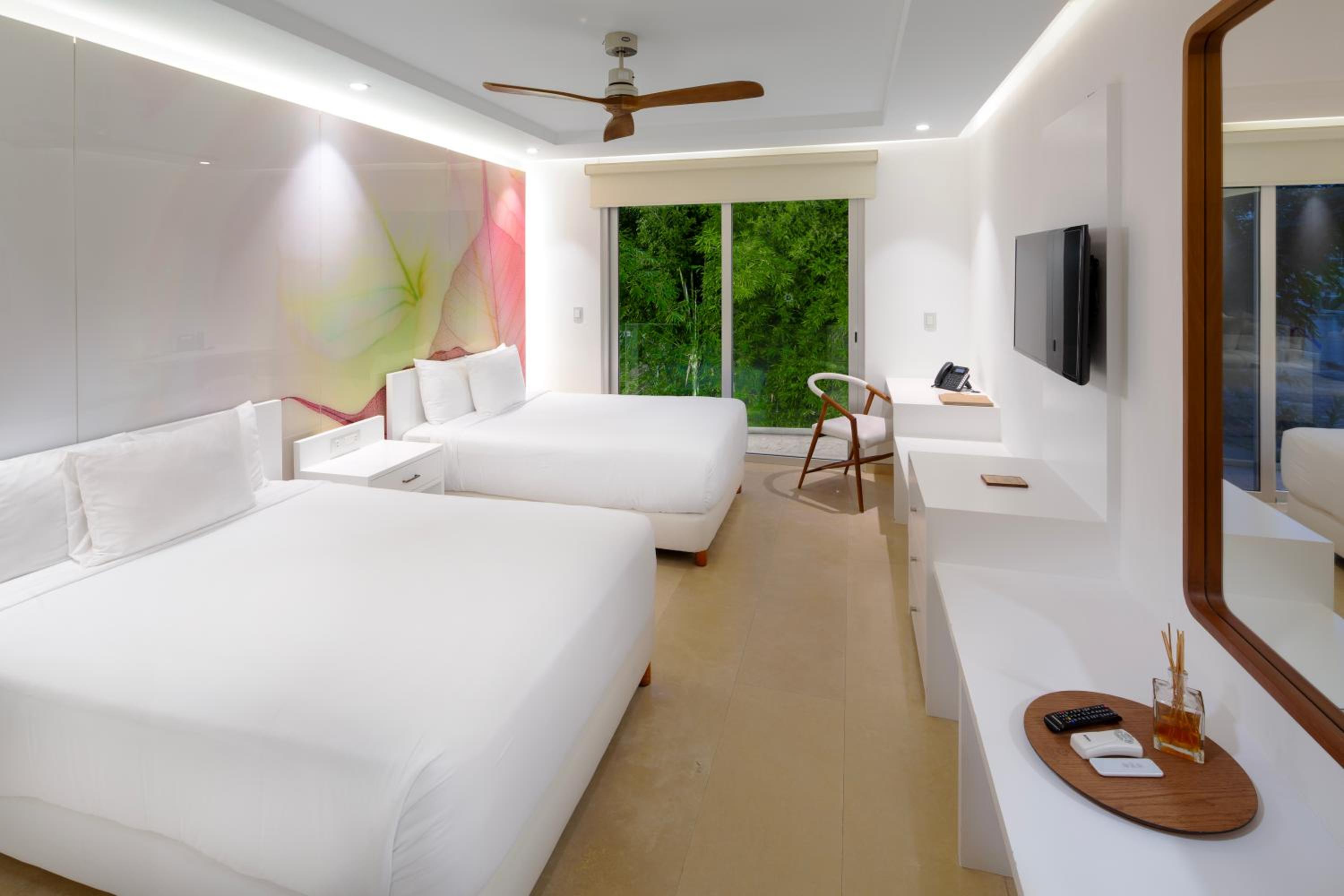 LUXURY, QUEEN BED