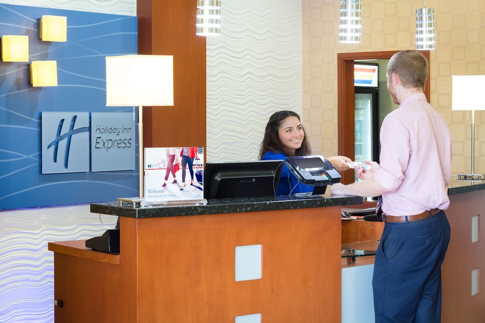 Holiday Inn Express Hotel And Suites Dallas West 4/40