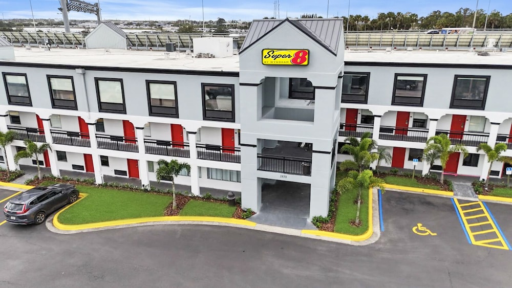 Super 8 by Wyndham Orlando Near Florida Mall 47/54