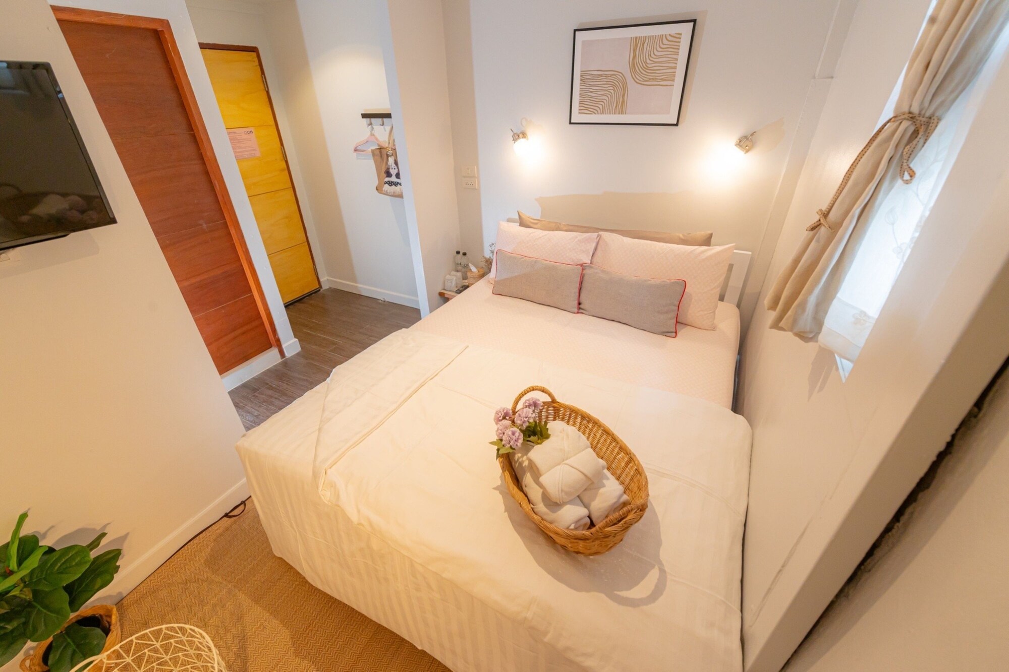 ROOM, DOUBLE BED