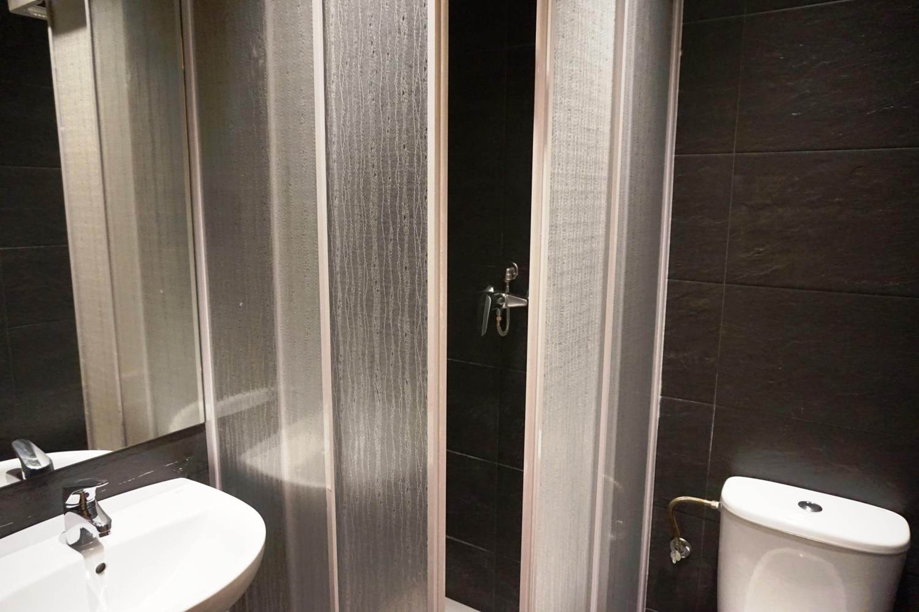 Mixed Dorm, 6 Beds, Far Home Atocha 3/8