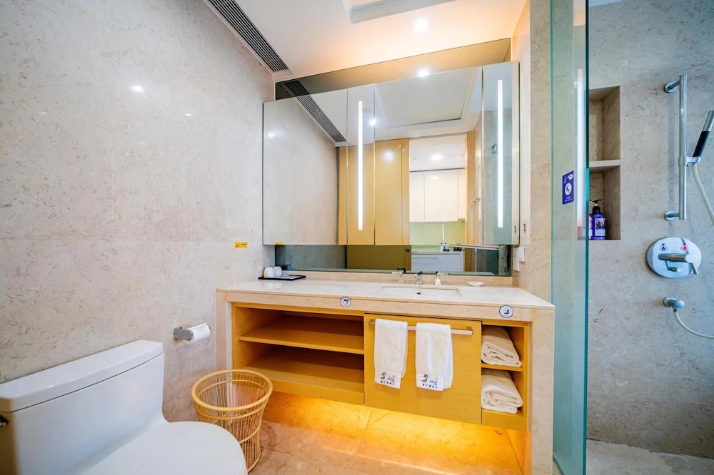 Estay Residence Poly World Trading Center 61/64