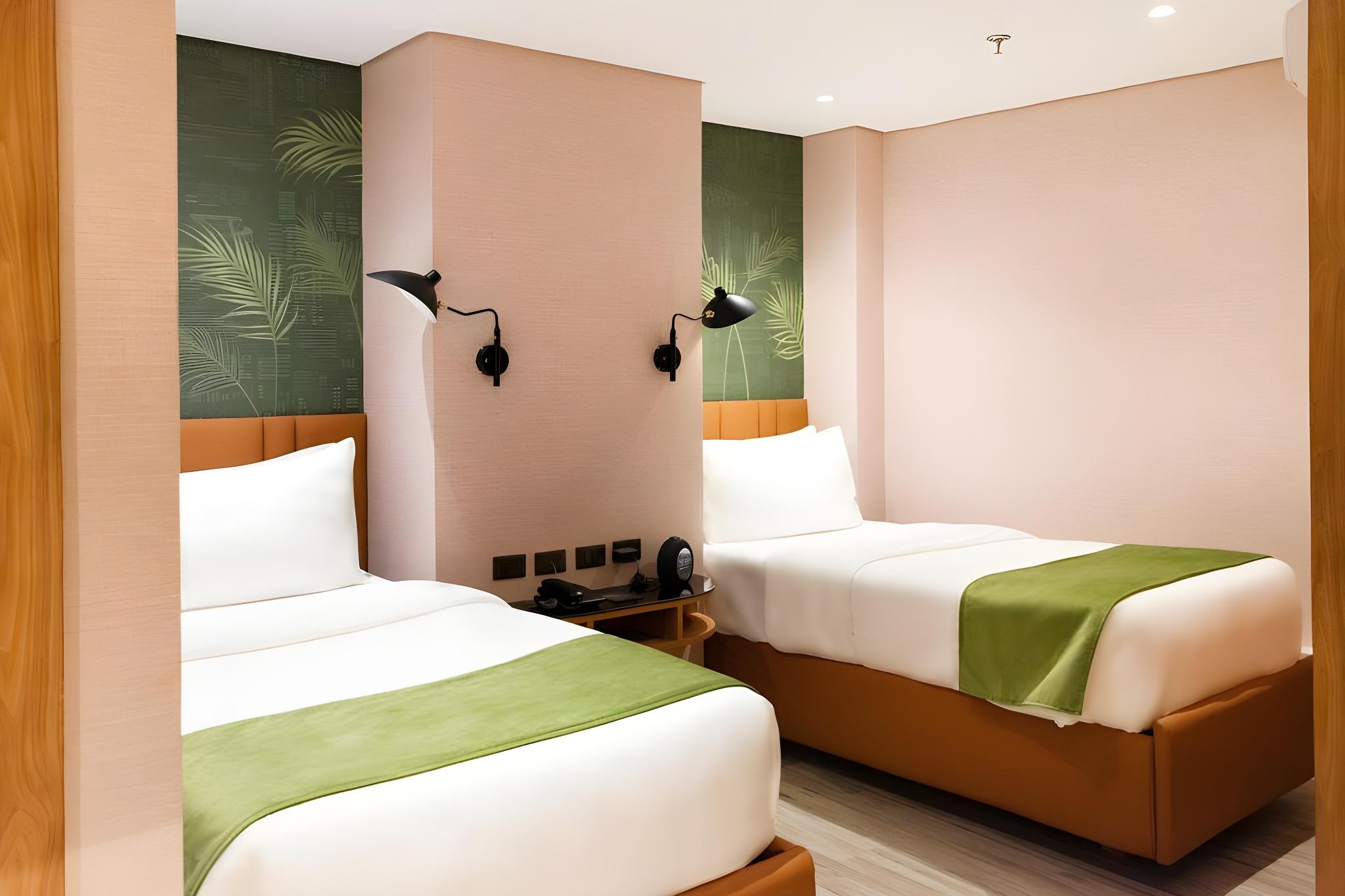 Interior, Twin Beds, No Window، Ironwood Hotel 2/2