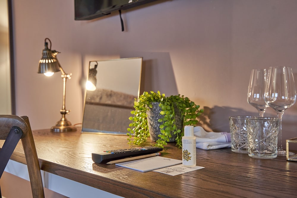 The Cotswold Gateway Hotel 23/25
