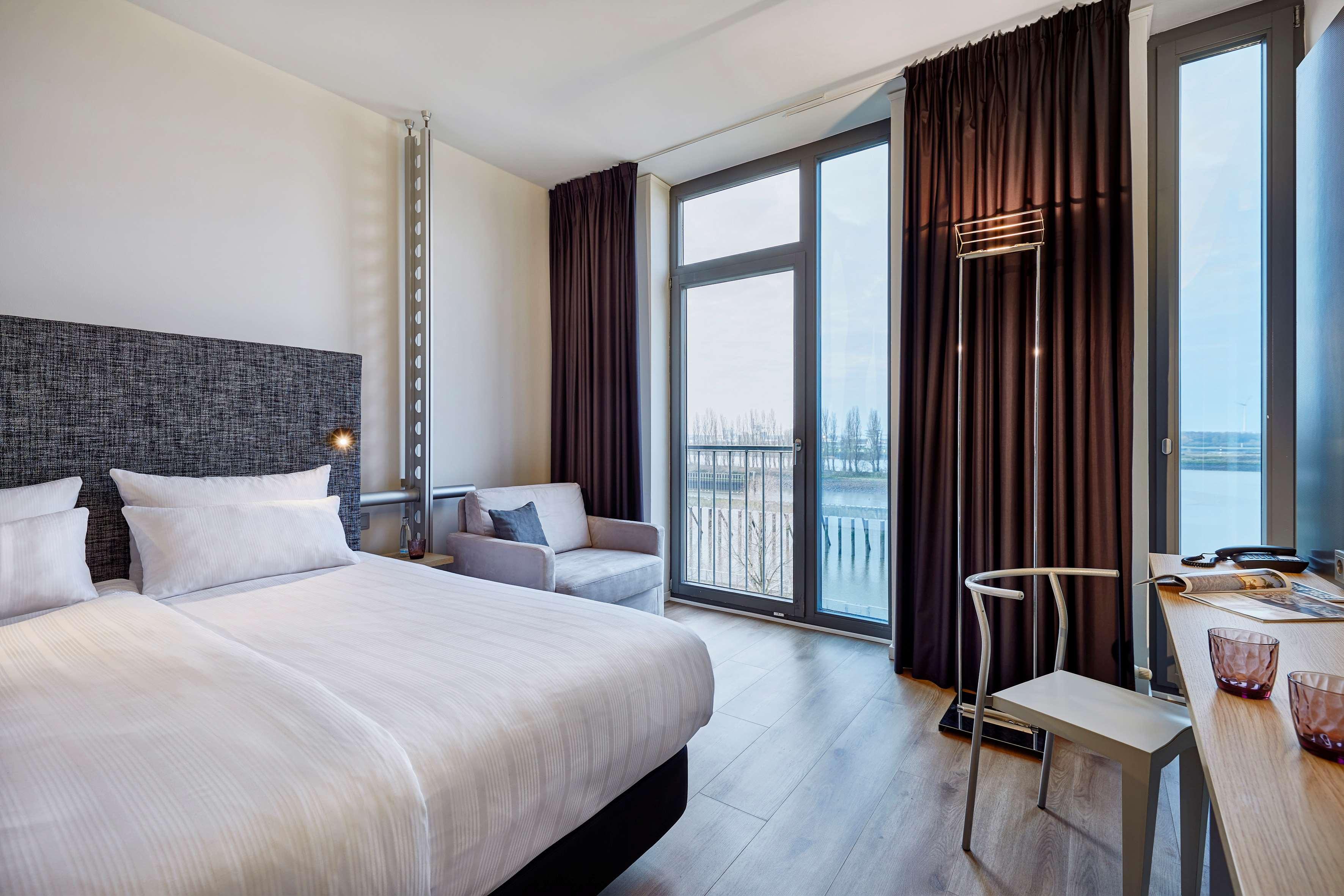 Room, Double Bed, River View, Innside By Melia Bremen 2/10
