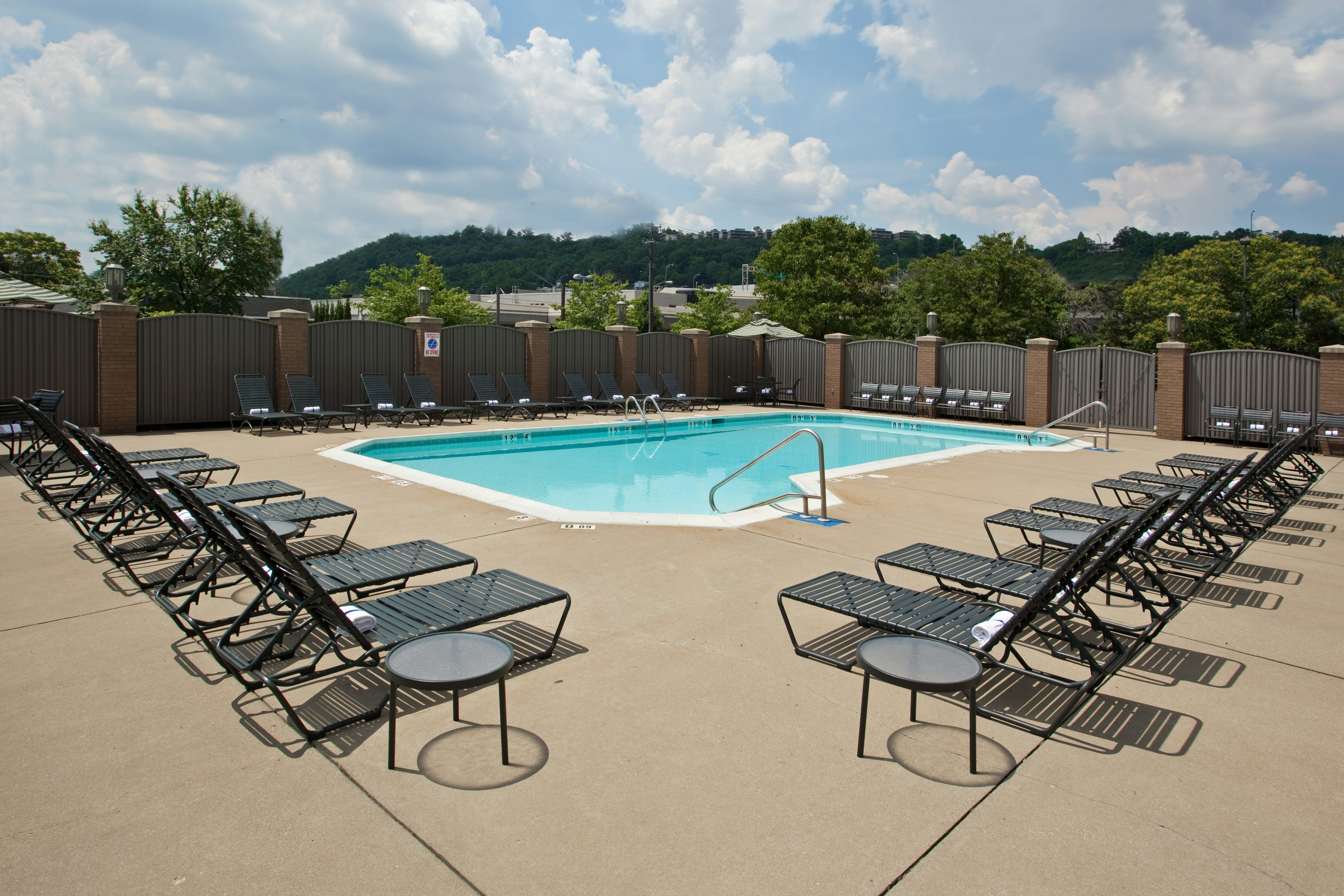 Holiday Inn Cincinnati-Riverfront 56/58