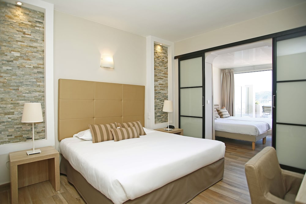 Panoramic, Quadruple, Queen and Twin Beds, Sea View, Balcony, Le Saint Erasme 4/5