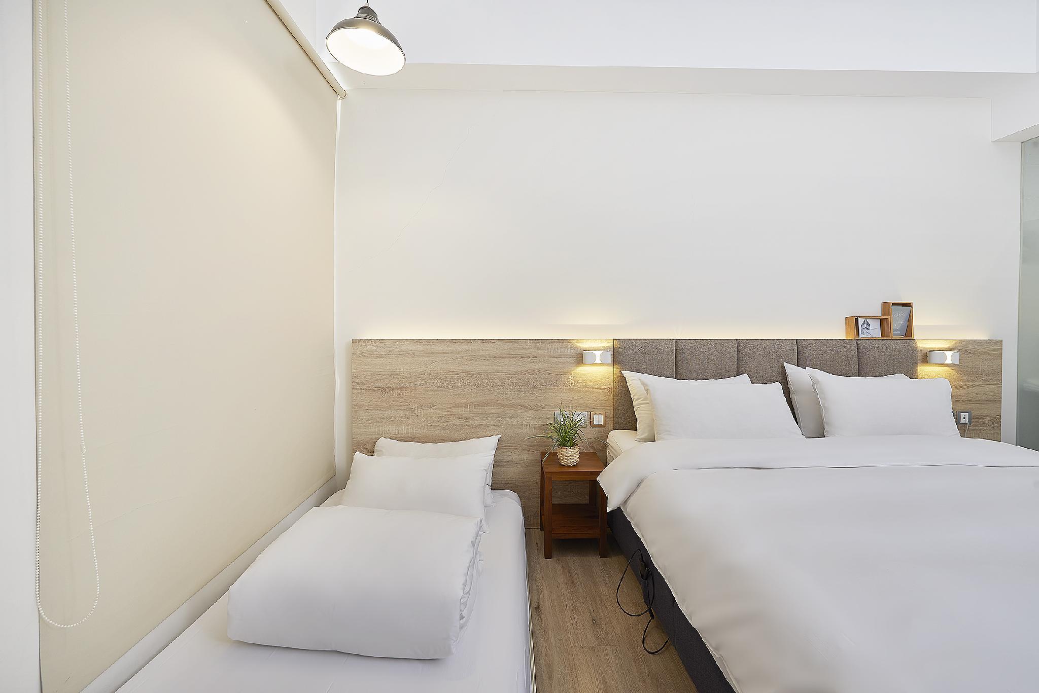 Z, Standard, Triple, Futon Bed, Twin Beds