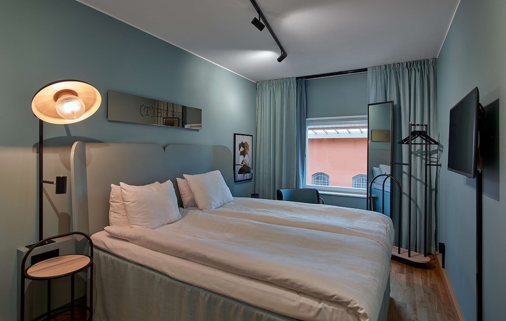 STANDARD, QUEEN BED