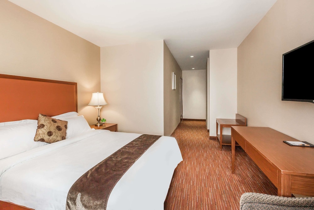 Ramada by Wyndham Flushing Queens 7/35
