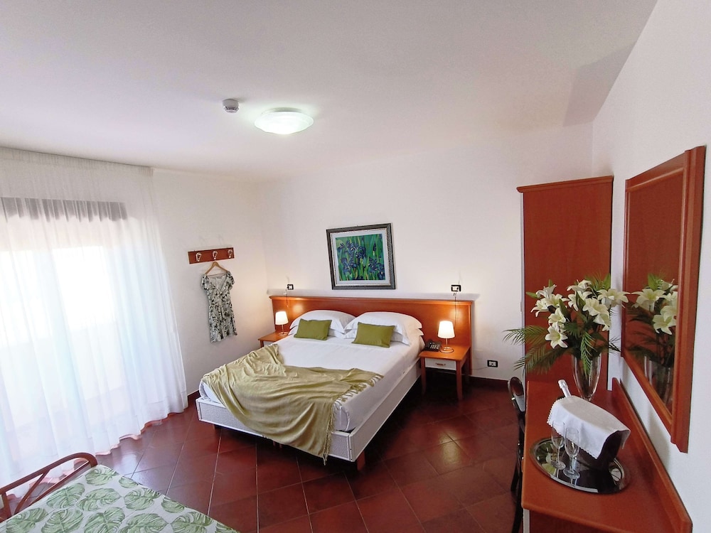 Comfort, 1 Queen and 1 Single Bed, Convertible Double Bed, Balcony