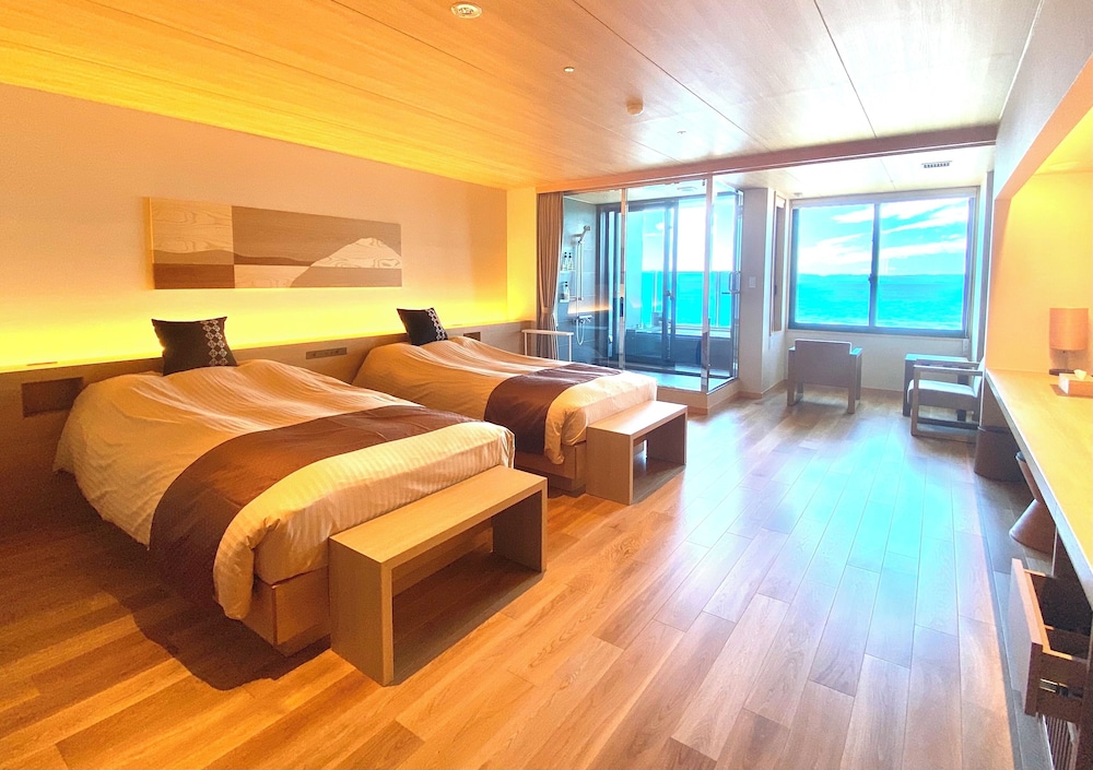 LUXURY, TWIN BEDS