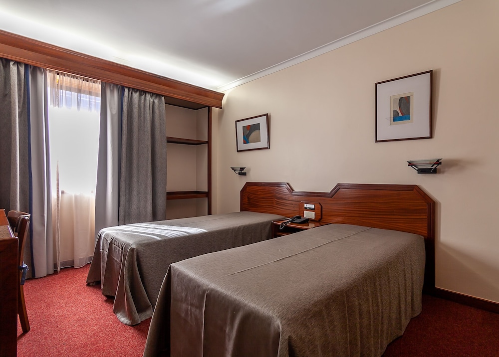 ROOM, TWIN BEDS