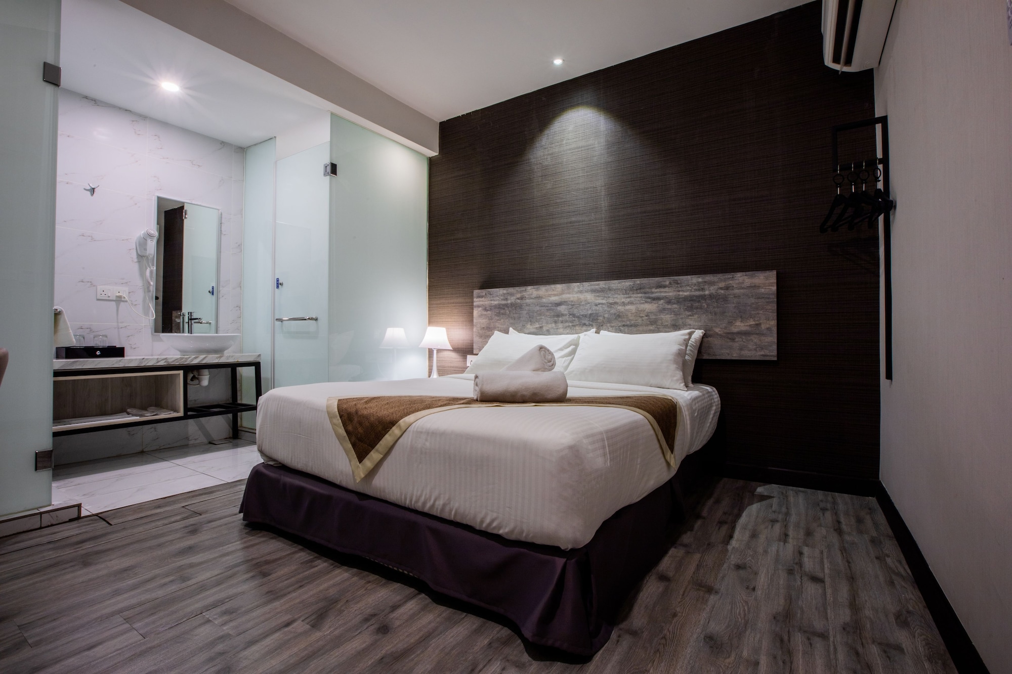 STANDARD, QUEEN BED, NO WINDOW